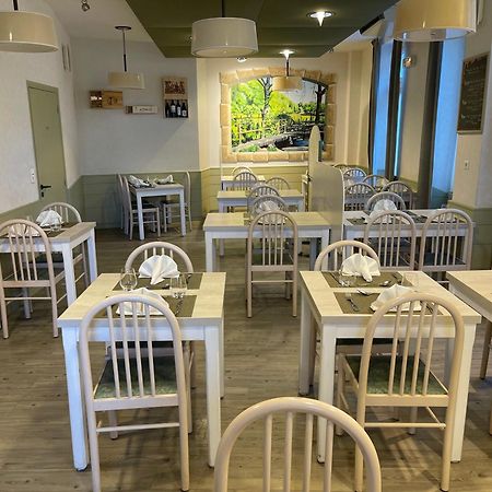 Hotel Logis de France Cazes Arazat Laissac Esterno foto