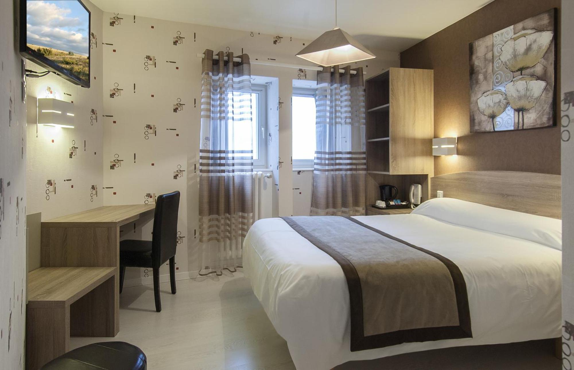 Hotel Logis de France Cazes Arazat Laissac Esterno foto
