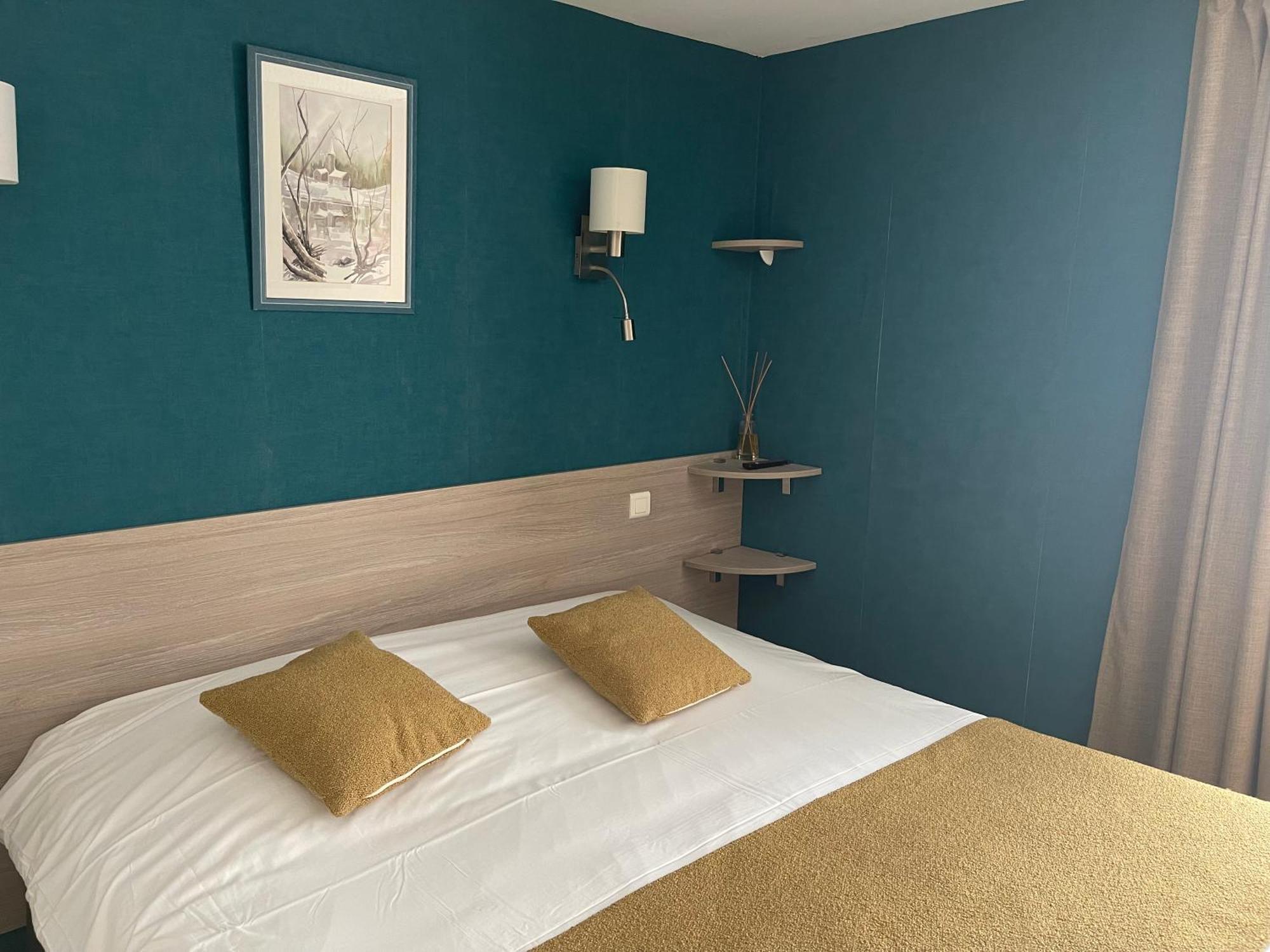 Hotel Logis de France Cazes Arazat Laissac Esterno foto