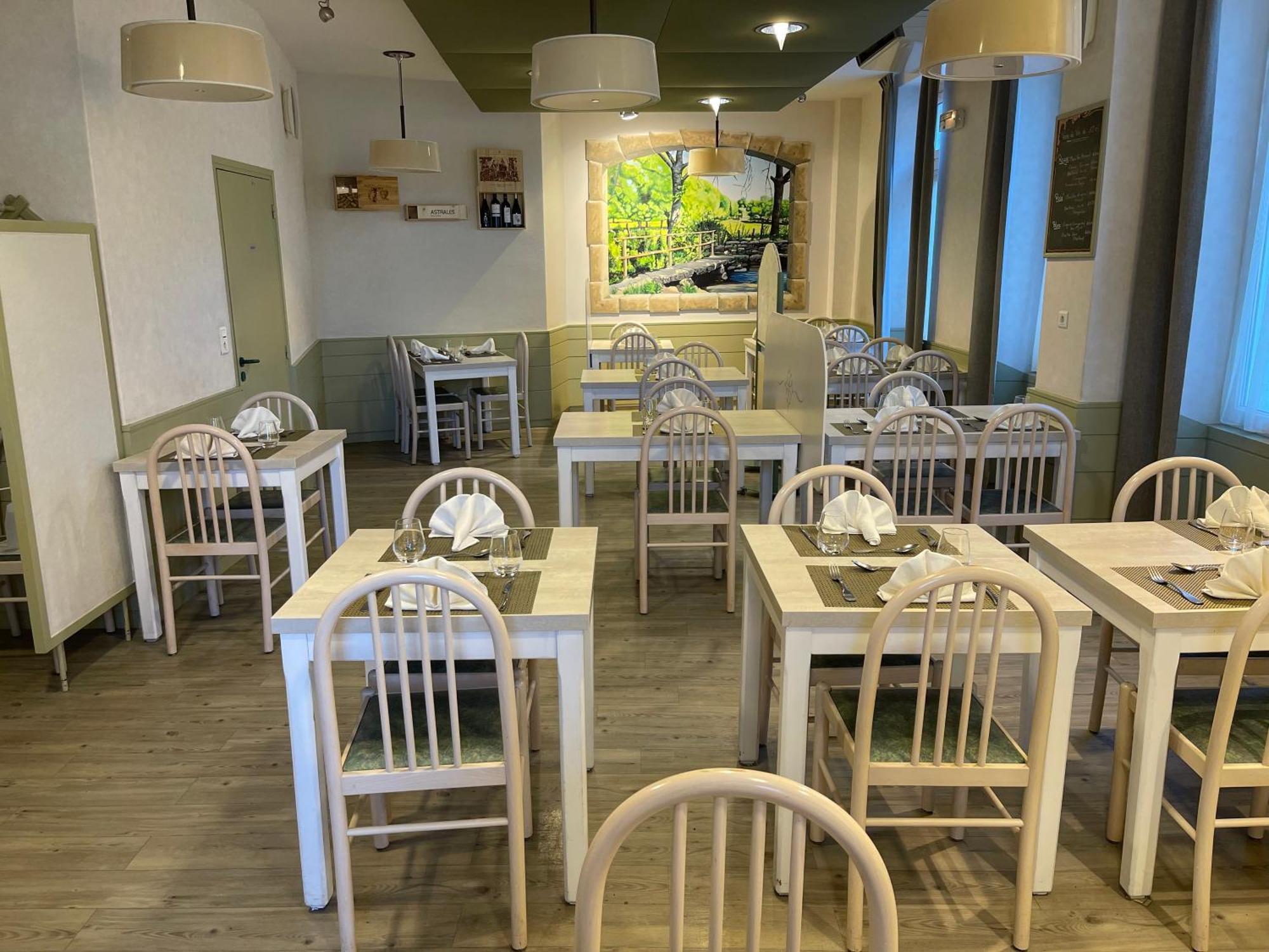 Hotel Logis de France Cazes Arazat Laissac Esterno foto