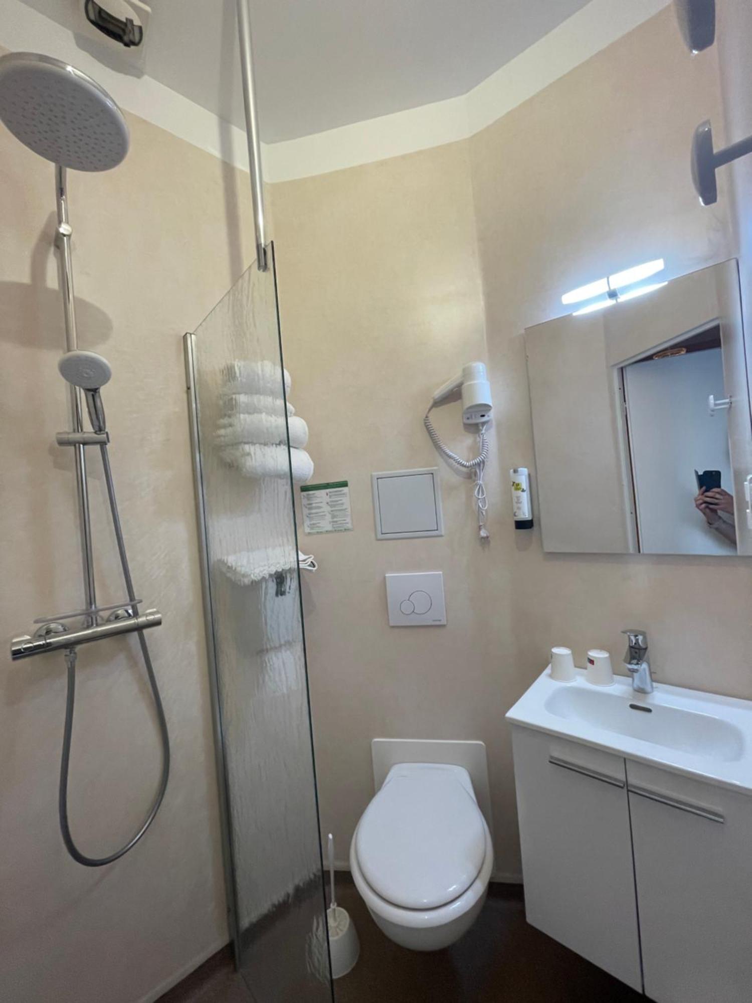 Hotel Logis de France Cazes Arazat Laissac Esterno foto
