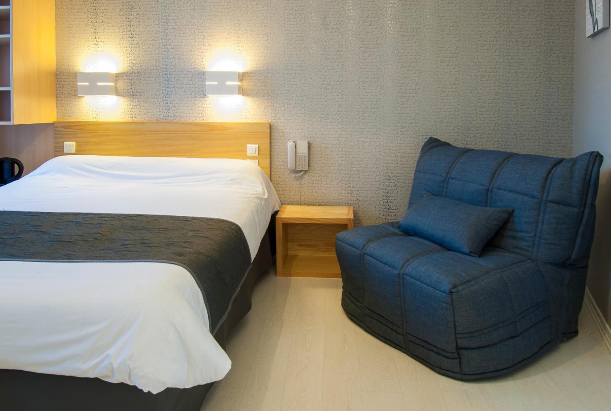Hotel Logis de France Cazes Arazat Laissac Esterno foto