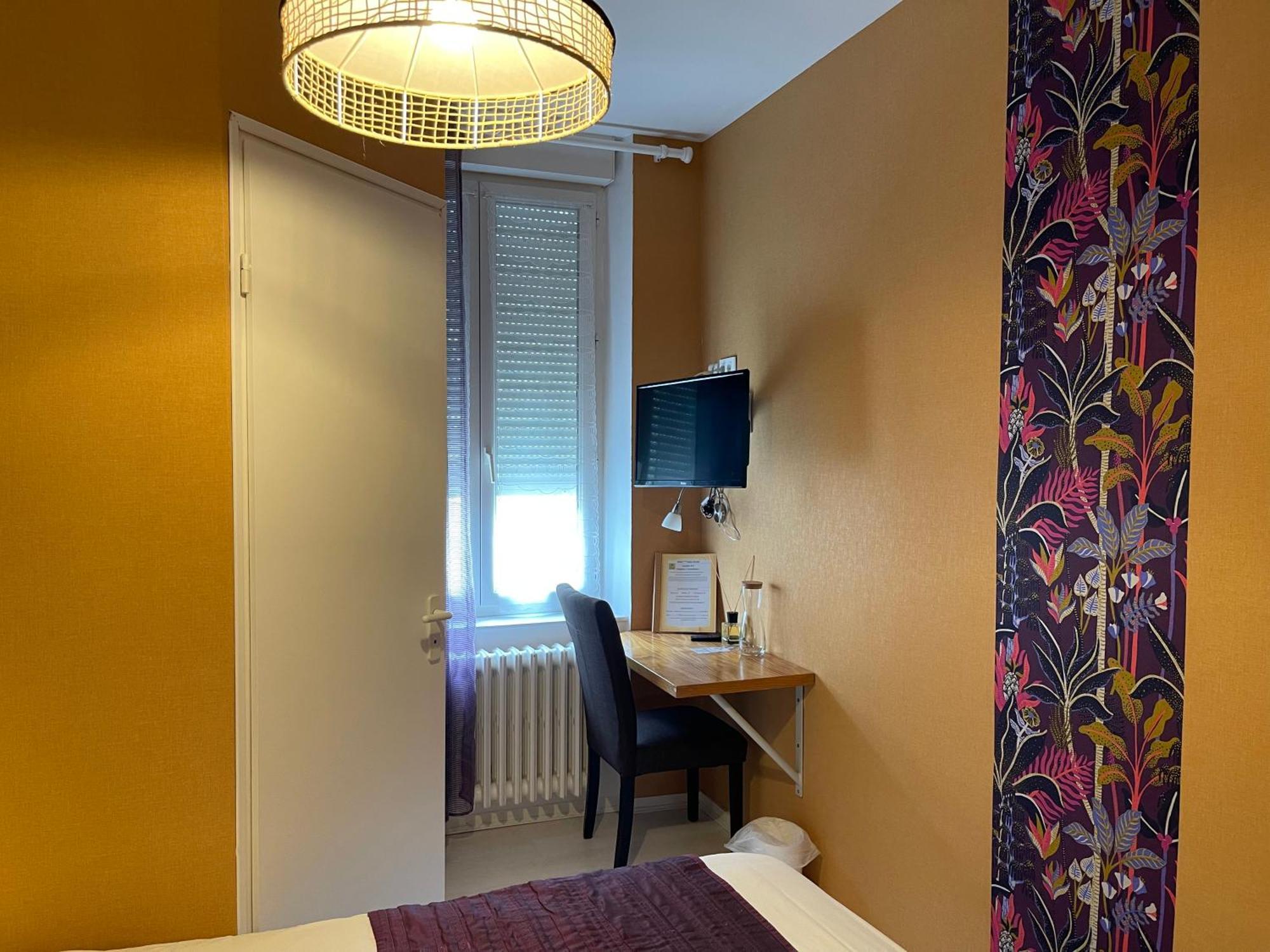 Hotel Logis de France Cazes Arazat Laissac Esterno foto