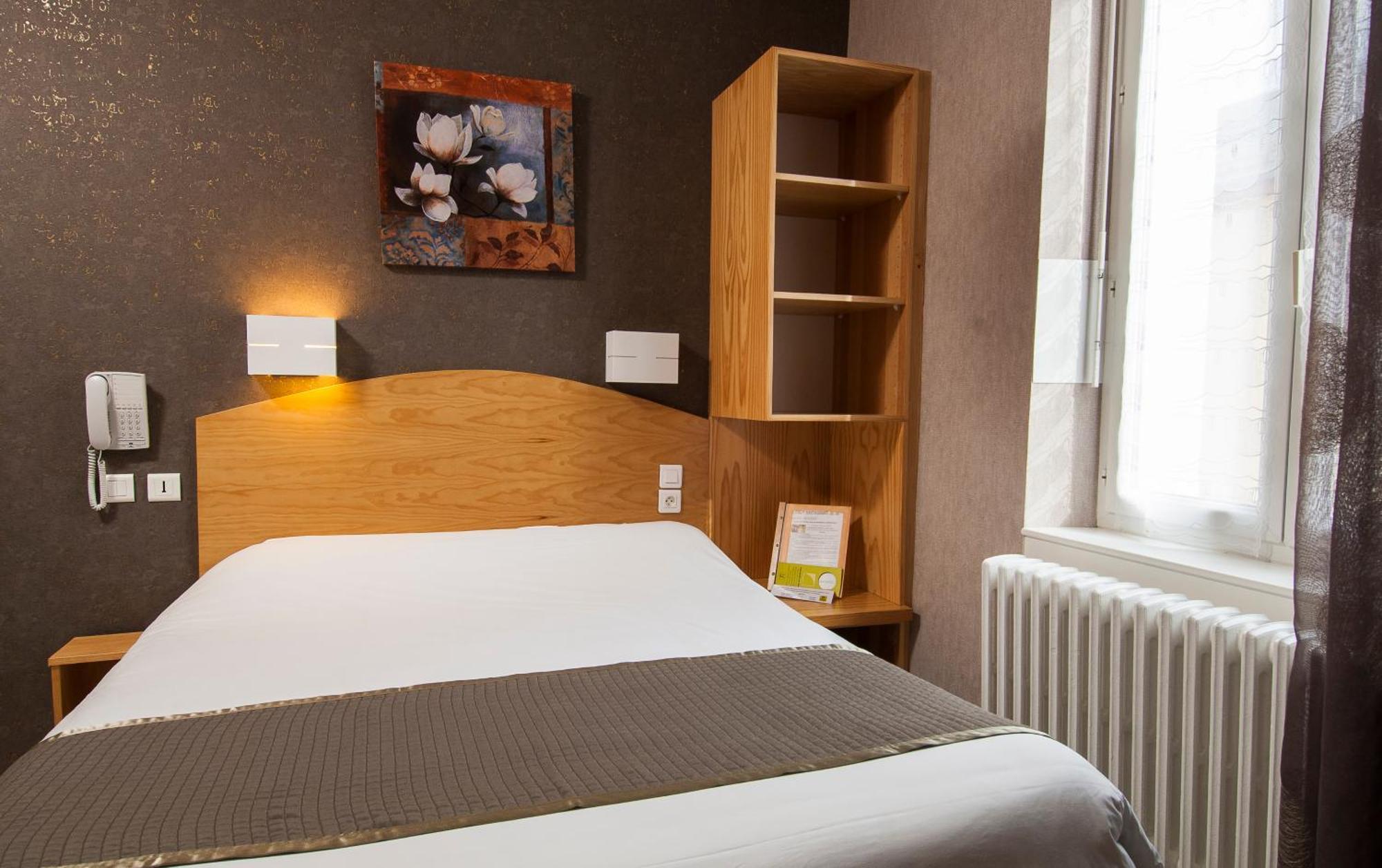 Hotel Logis de France Cazes Arazat Laissac Esterno foto