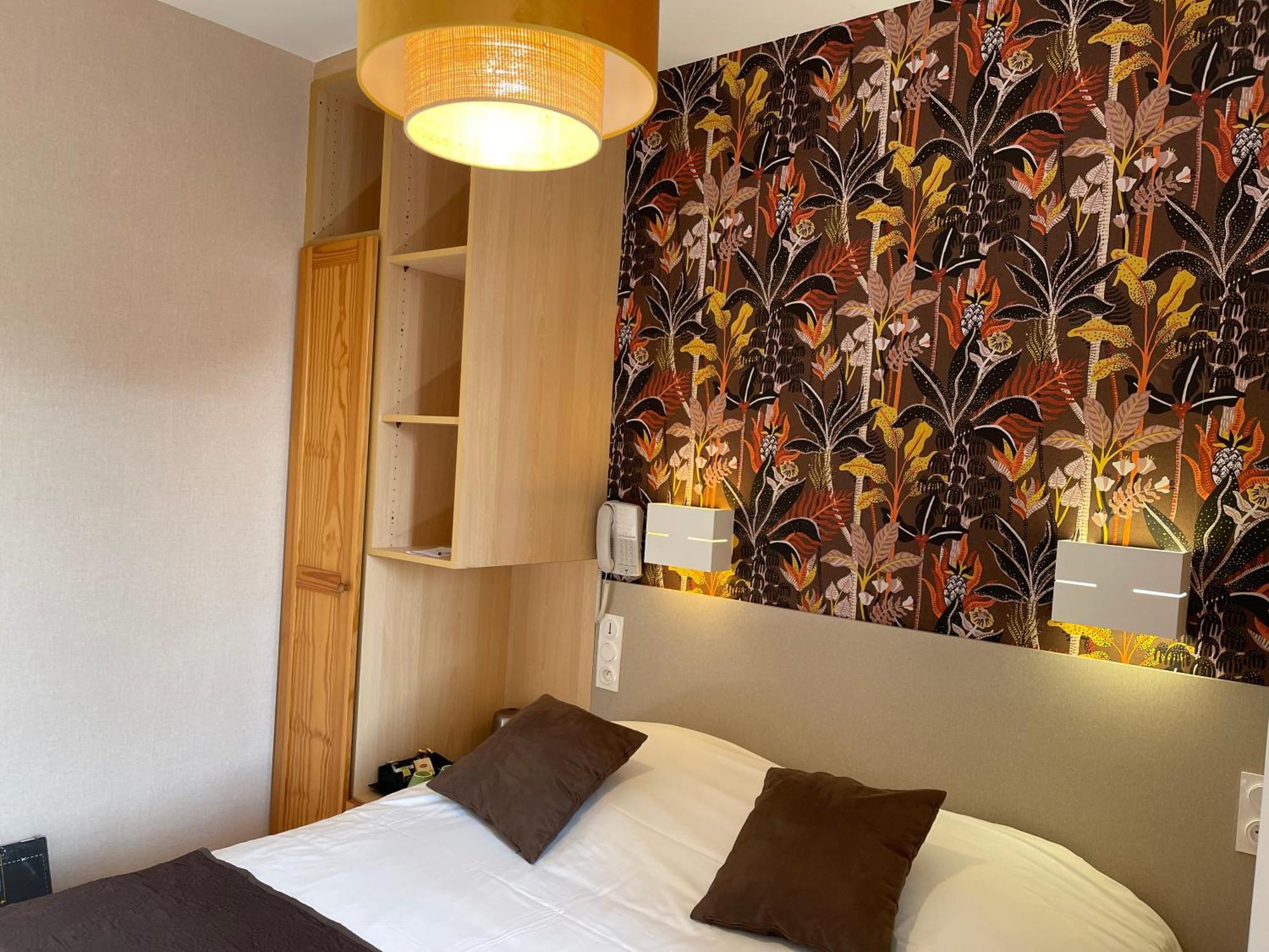 Hotel Logis de France Cazes Arazat Laissac Esterno foto