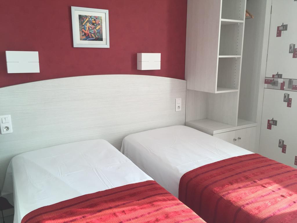 Hotel Logis de France Cazes Arazat Laissac Esterno foto