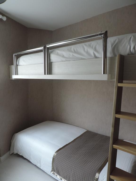 Hotel Logis de France Cazes Arazat Laissac Esterno foto