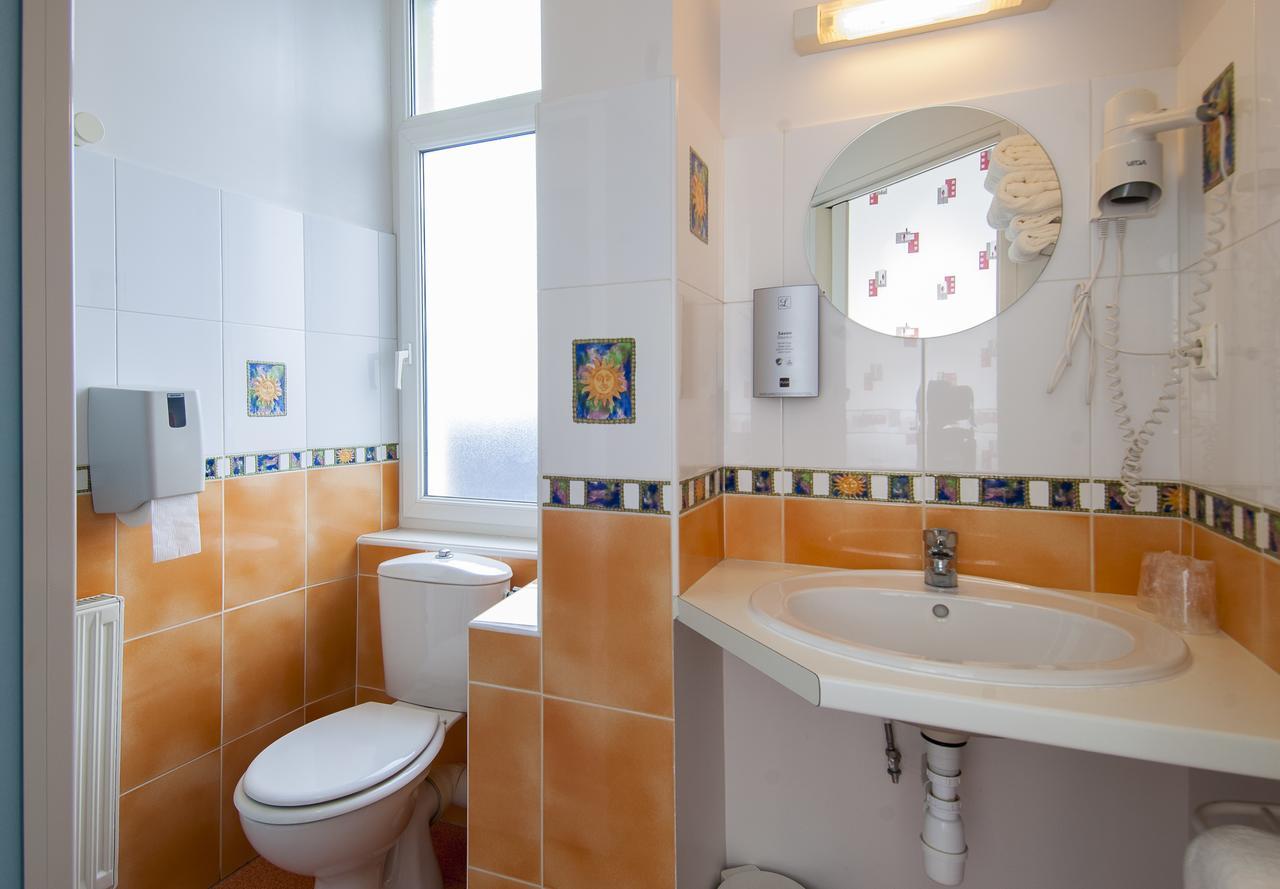 Hotel Logis de France Cazes Arazat Laissac Esterno foto
