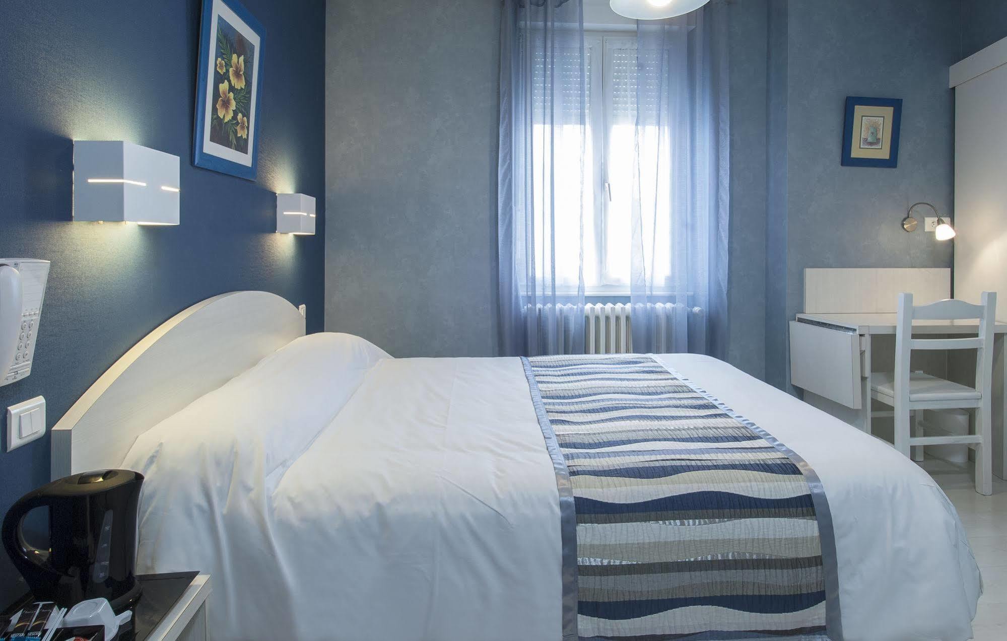 Hotel Logis de France Cazes Arazat Laissac Esterno foto