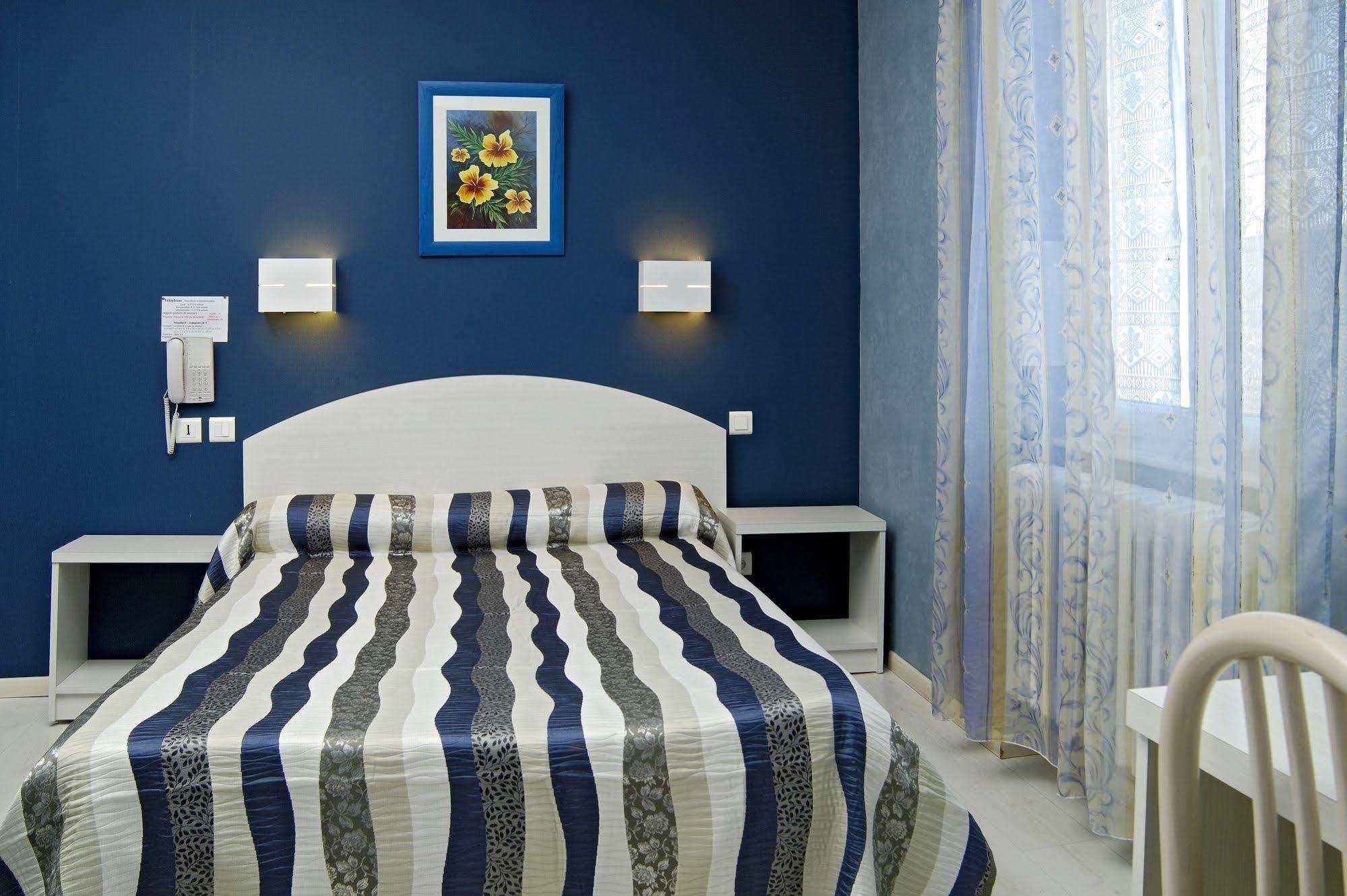 Hotel Logis de France Cazes Arazat Laissac Esterno foto