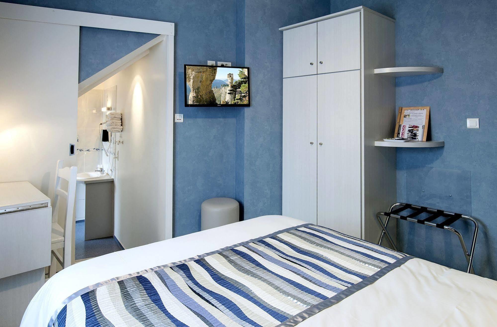 Hotel Logis de France Cazes Arazat Laissac Esterno foto