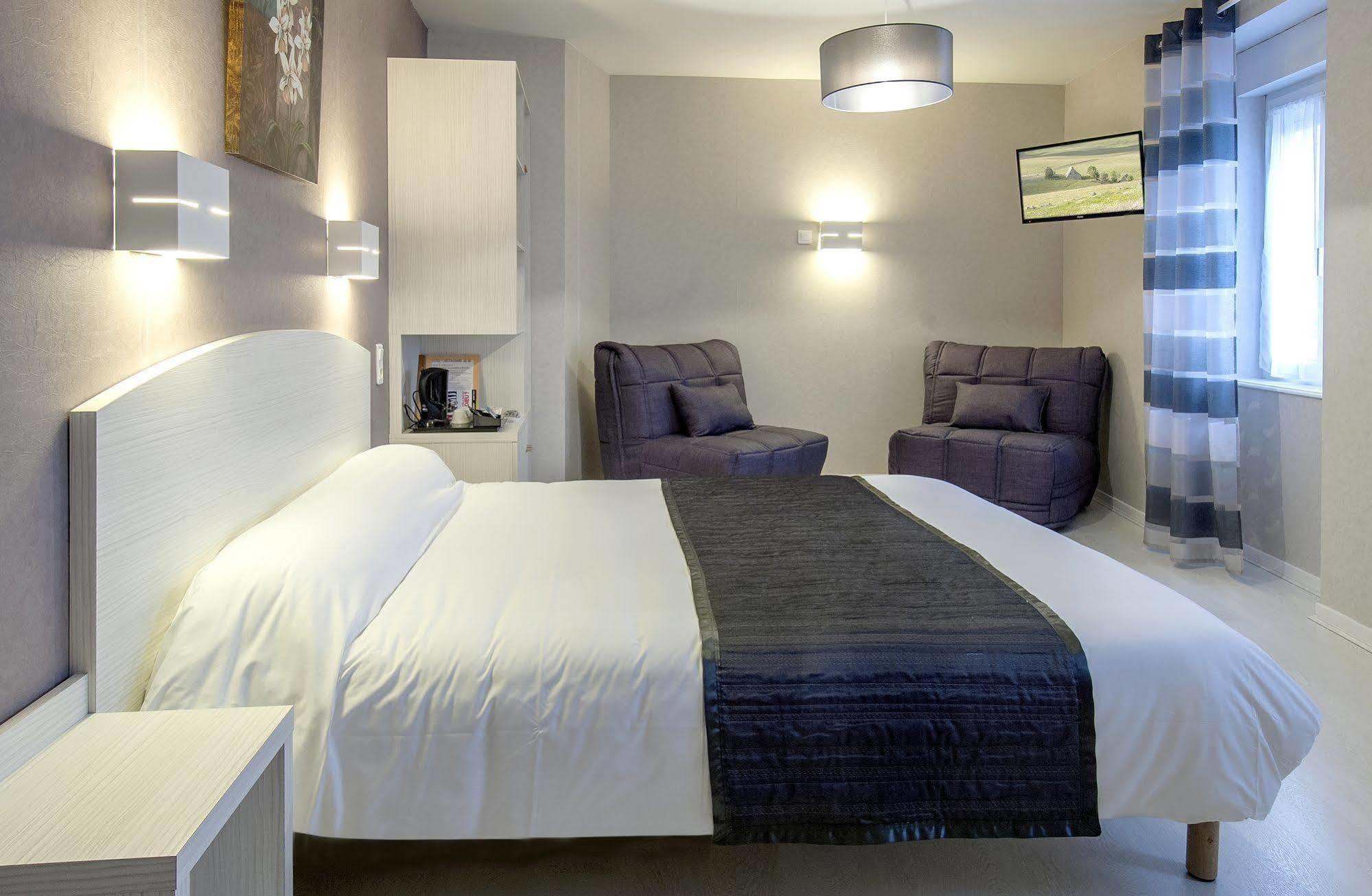 Hotel Logis de France Cazes Arazat Laissac Esterno foto