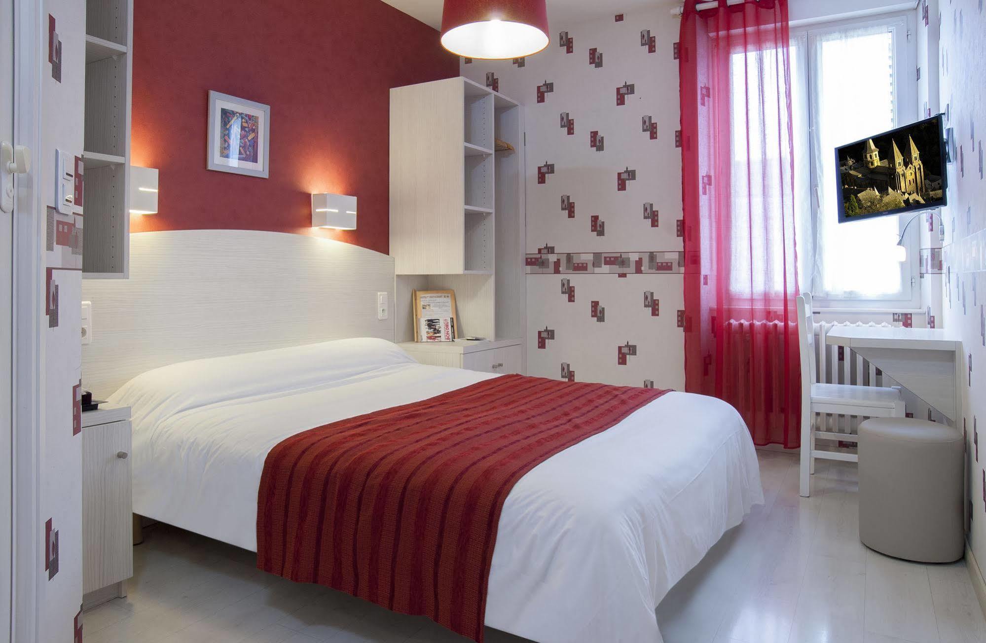 Hotel Logis de France Cazes Arazat Laissac Esterno foto