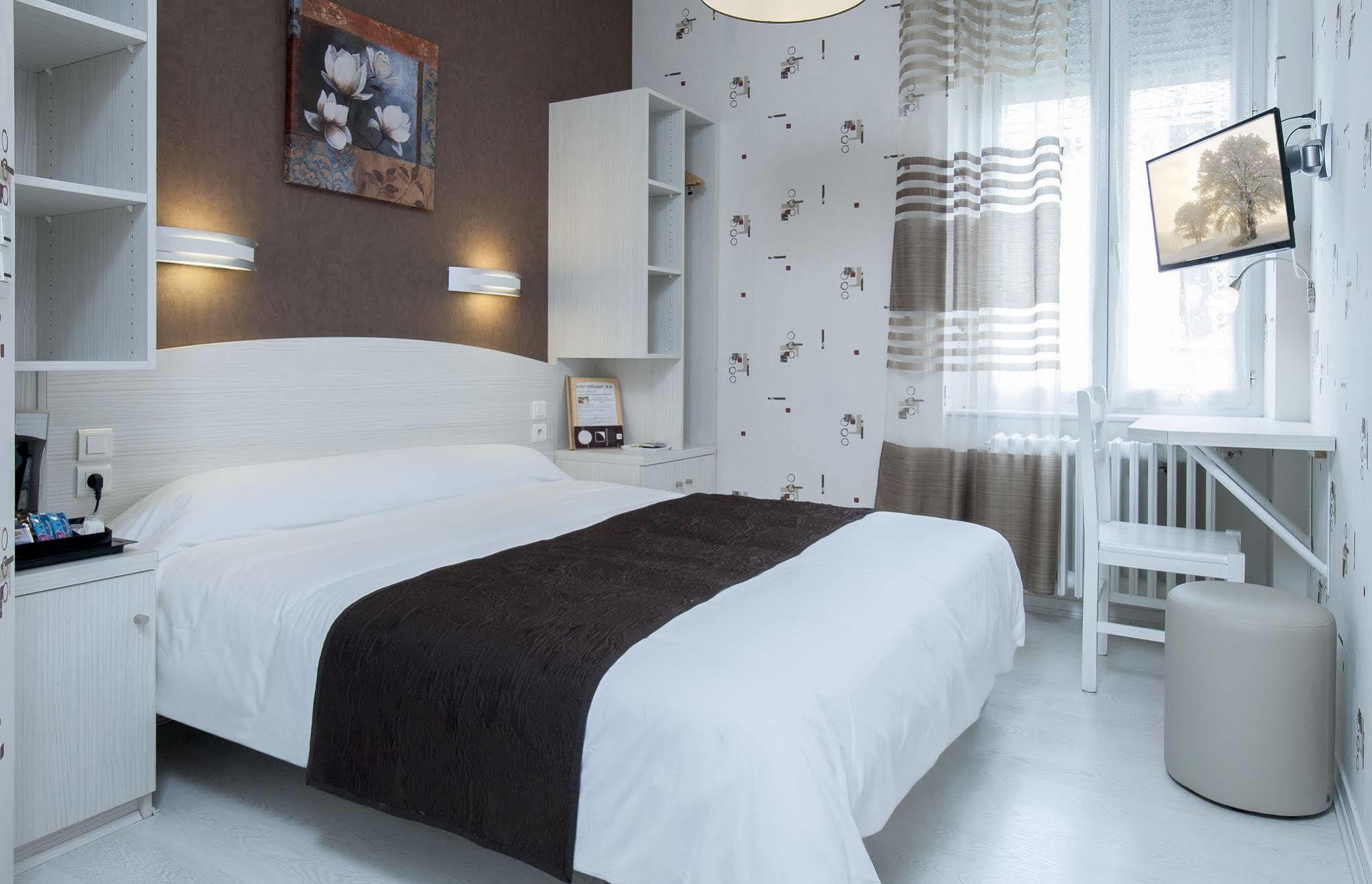 Hotel Logis de France Cazes Arazat Laissac Esterno foto