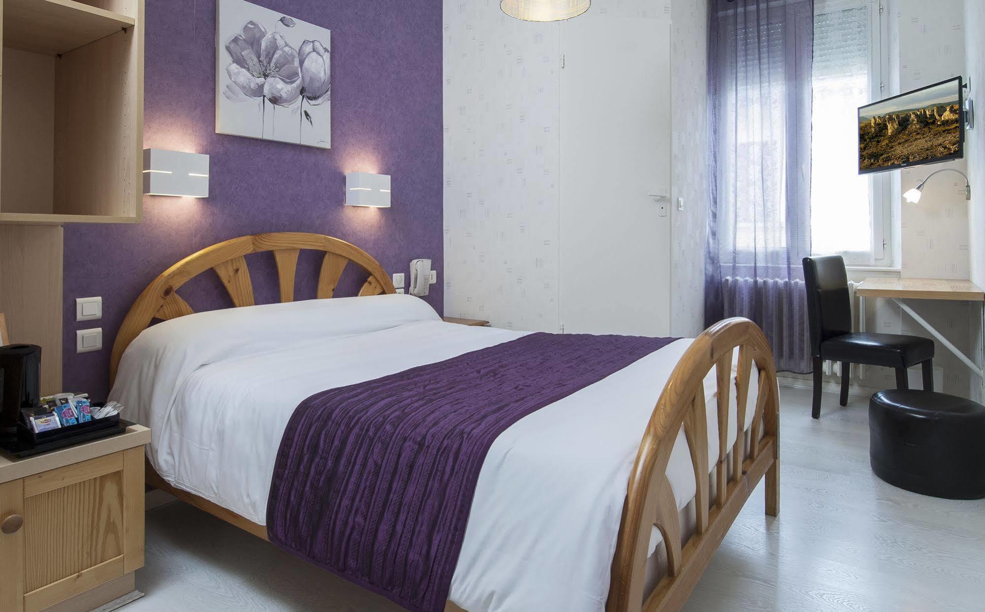 Hotel Logis de France Cazes Arazat Laissac Esterno foto