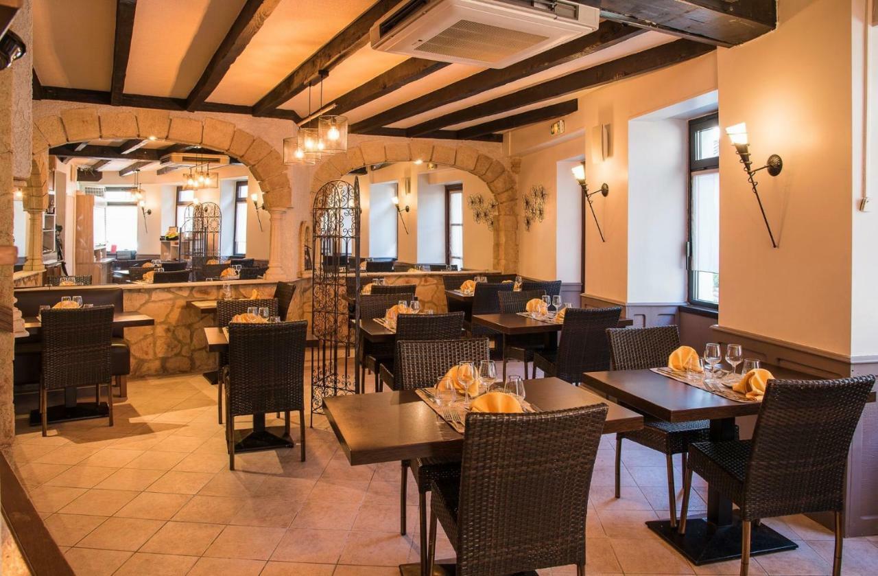Hotel Logis de France Cazes Arazat Laissac Esterno foto