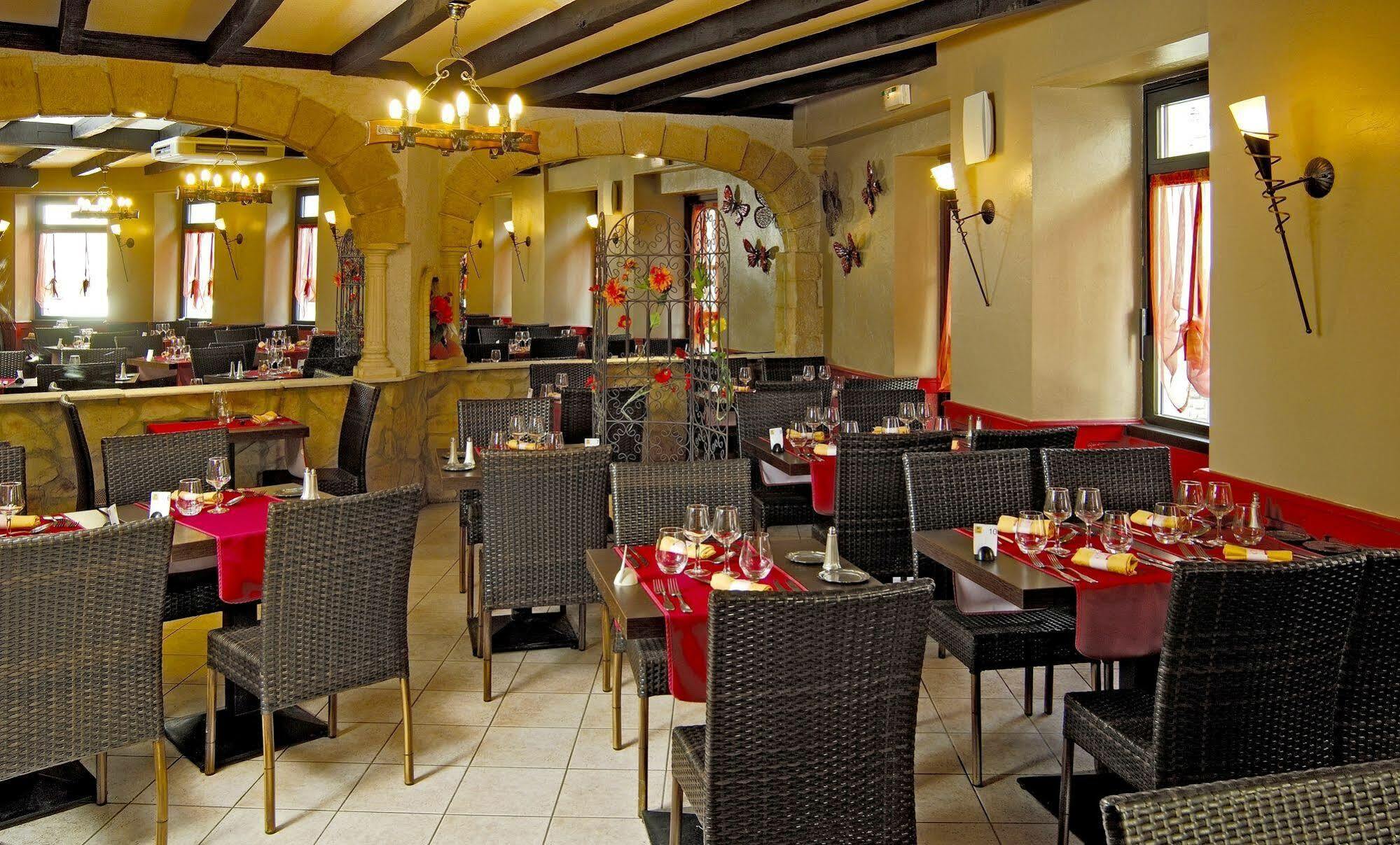 Hotel Logis de France Cazes Arazat Laissac Esterno foto
